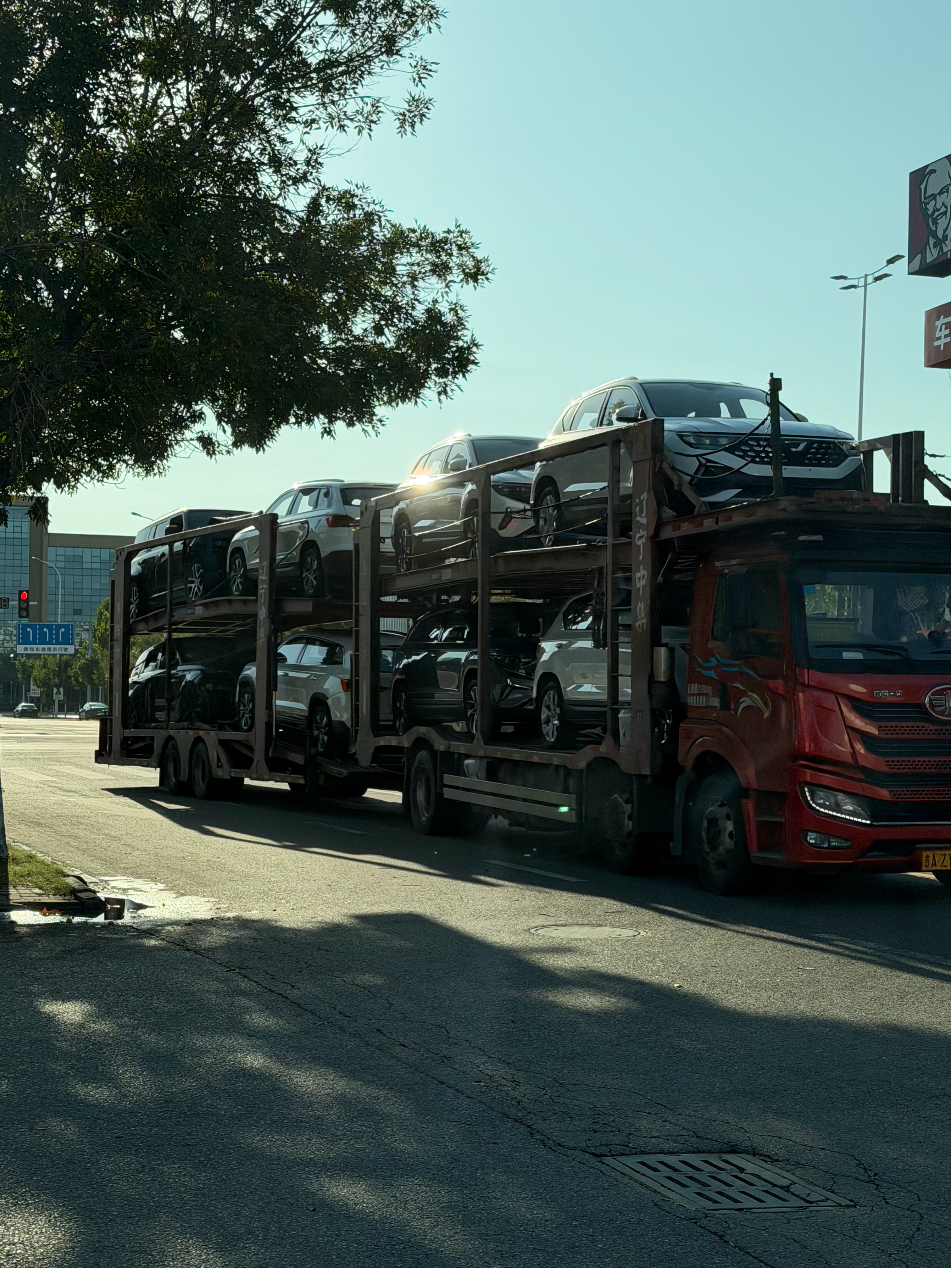 以为只是一台普通的板车，这俩卫士是啥情况啊？不会是碰撞实验的实验车吧​​​