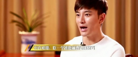 2001年，上大一的贾乃亮接了一个冰淇淋广告，由于天太热了，他吃了一根冰淇淋，结