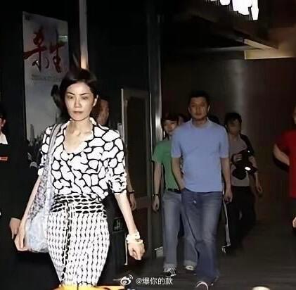 多年以前，李亚鹏陪王菲从电影院出来的画面王菲与李亚鹏的旧照，多年以前，李亚鹏陪王