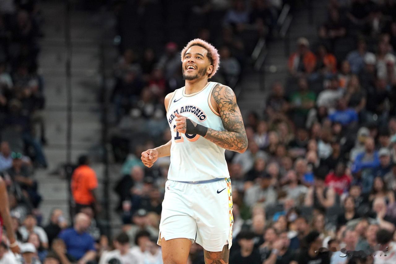 索汉被马刺放弃不冤枉啊！加入尼克斯也没一点起色：1、在马刺——打了28场，场