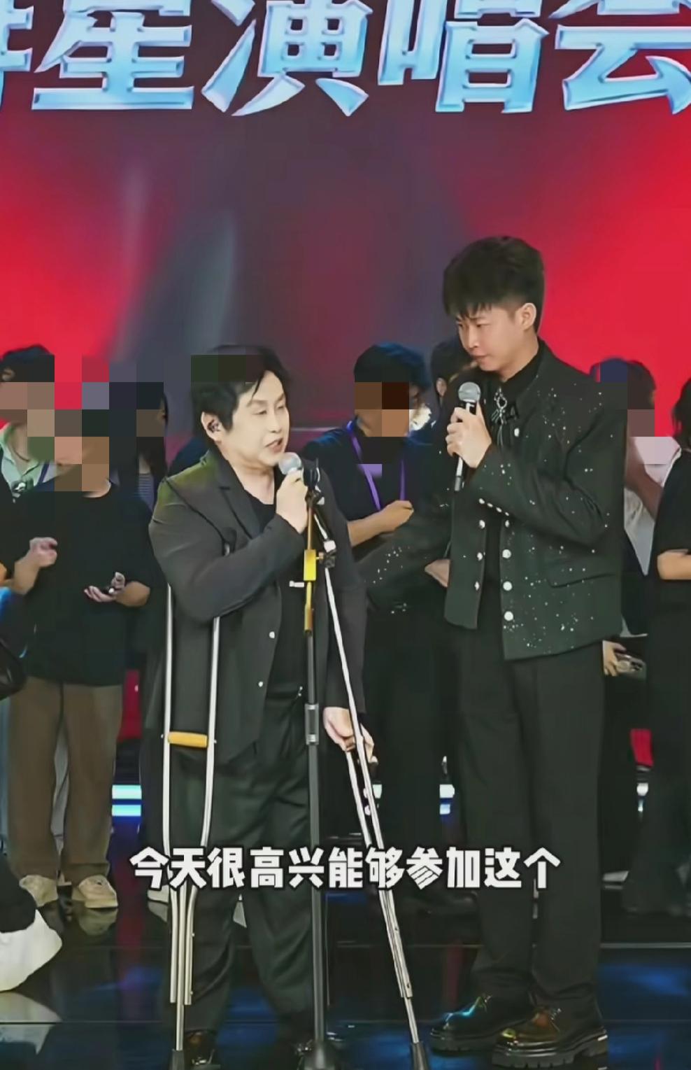 许华升现在有点慌!因为郑智化是他邀请过来参加自己的生日群星演唱会的,没想到刚