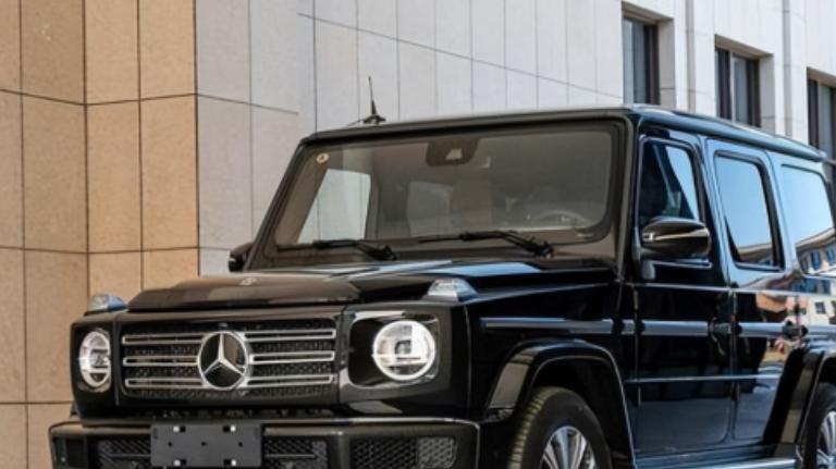 2013年上海崇明一场喧嚣的公司年会上，前台员工韩青青抽中价值300万奔驰轿车的