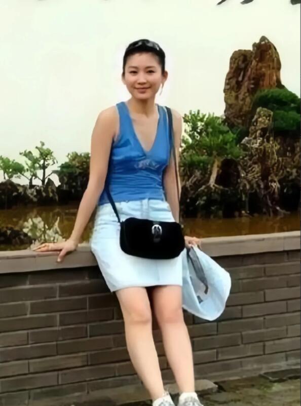 照片中的主持人，一身运动装打扮，扎着个小马尾，和之前她在舞台上的短发造型不一样。