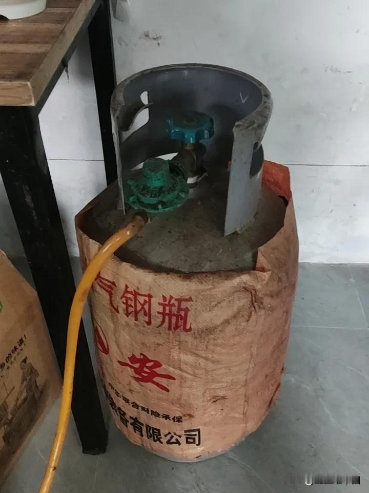 同样一罐煤气，城里几十，村里一百五？这差价到底进了谁口袋？朋友们，你们发现没