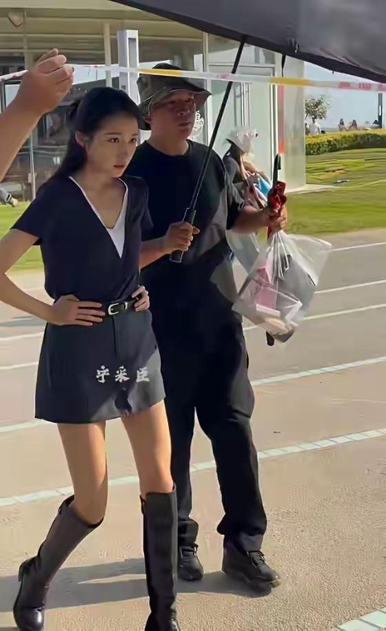 你们说奇不奇怪，关晓彤已经28岁了，按理说这个年纪正是女人最有魅力的年纪，但是大