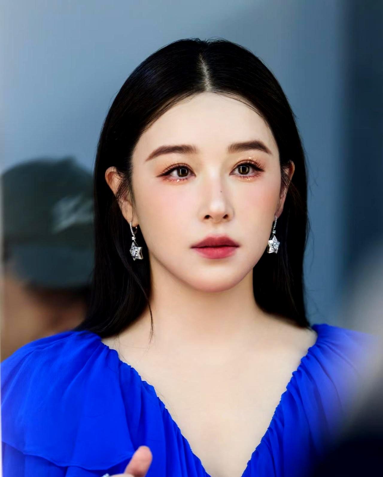 为啥阚清子唱首歌能把自己唱哭了？咱查了一下，真是破防了。她打小家里就鸡飞狗跳