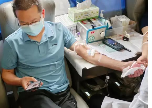 一直有个疑惑：献血400ml，歇一会儿就没事；可车祸失血400ml，医生却如临大