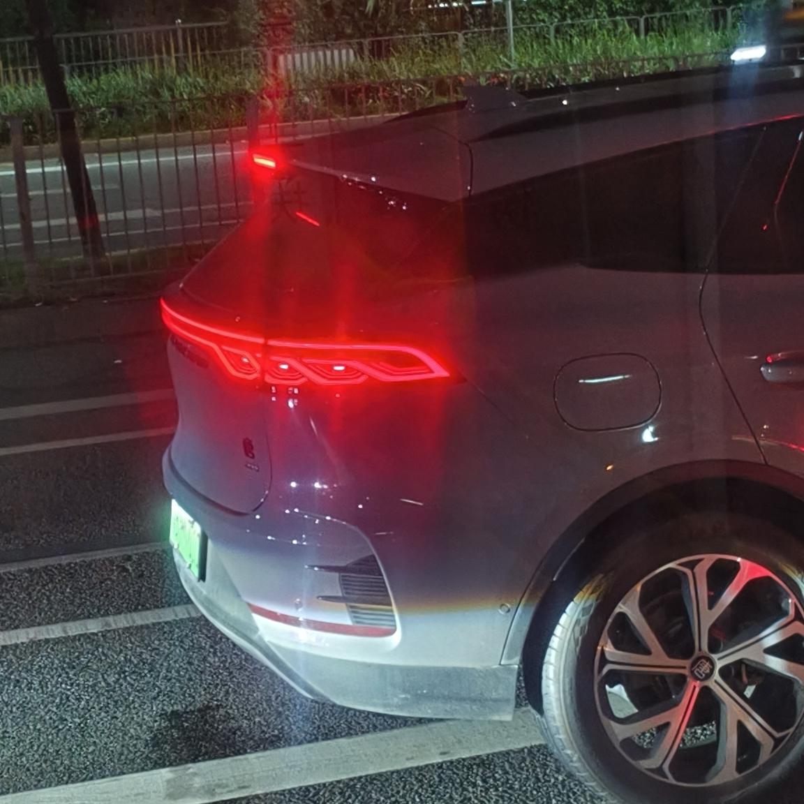 比亚迪太忙了，都要和他比，都说能比过他！华为，跟比亚迪比智驾；宁德时代，跟比