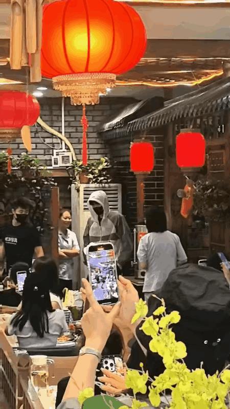 6月20号乖乖背着书包上学的好学生王楚钦，午饭和好朋友一起打卡玉桥餐厅，不用说又