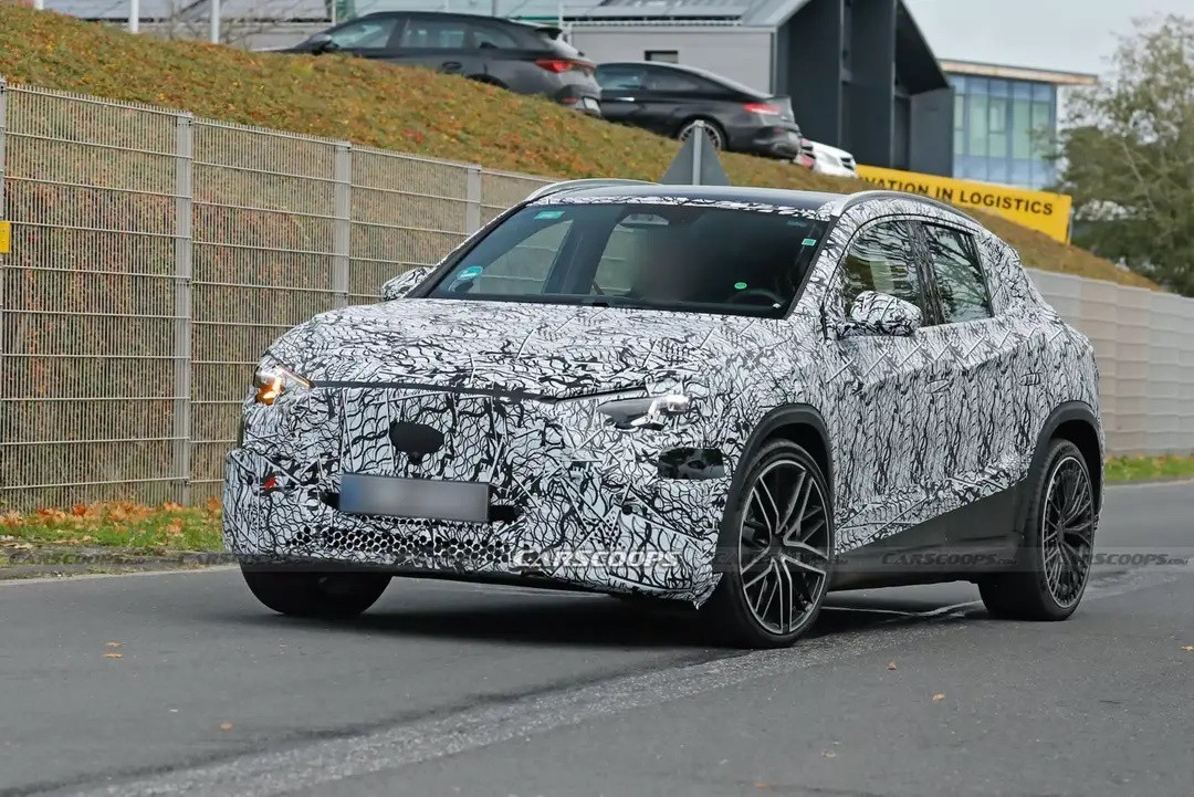 最近奔驰新GLA的谍照又曝光了，前脸格栅变大了，看着像个小号的GLC电动版，大灯