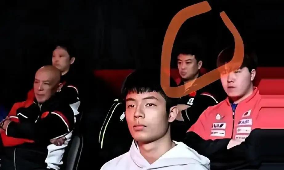 看到场外指导席上没坐着王皓，心里咯噔一下。WTT总决赛这种刺刀见红的场面，