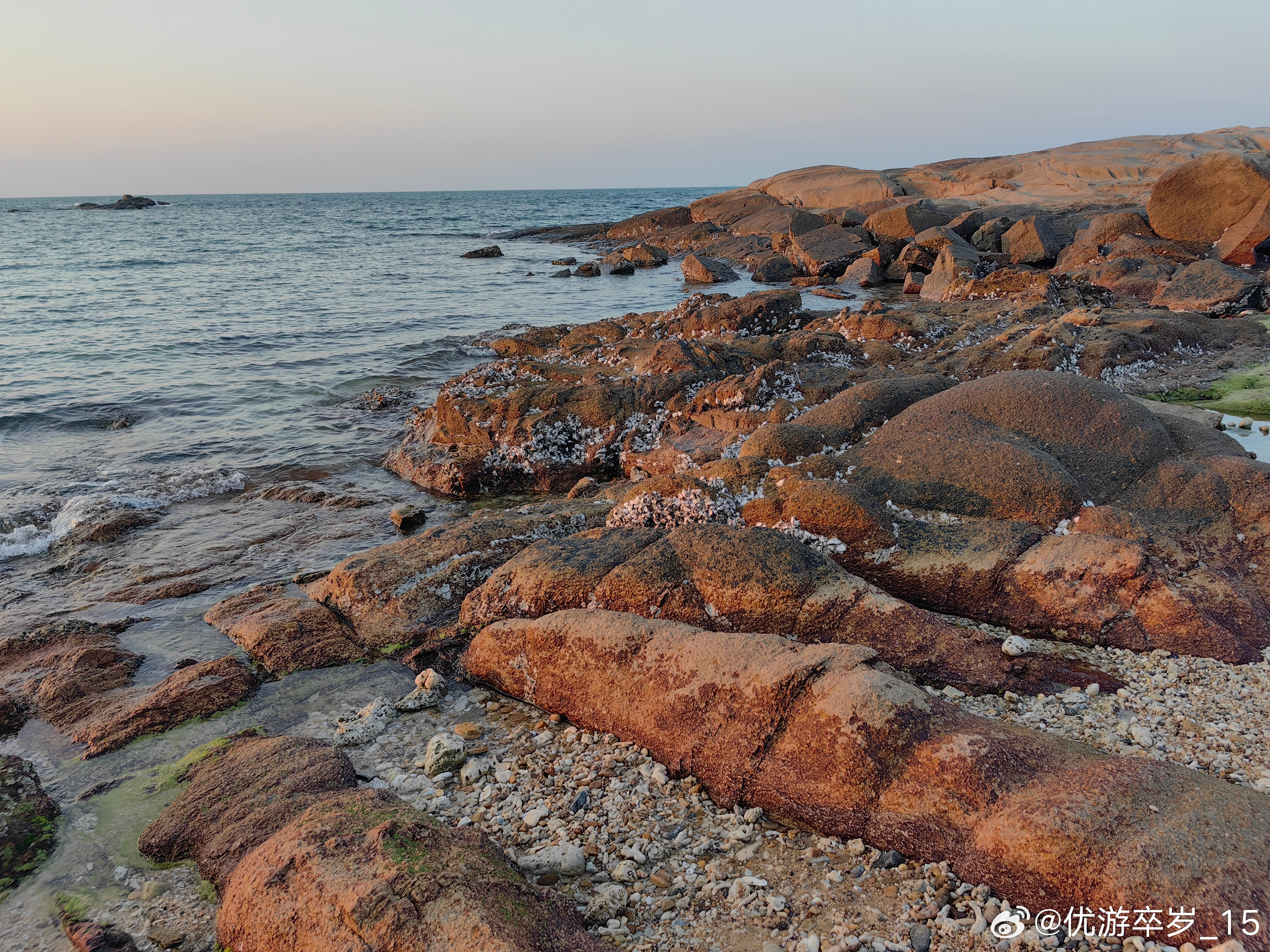 我的2026赴一场海边落日的约，看太阳慢慢沉向海平面，金光铺满海面，礁石被染成