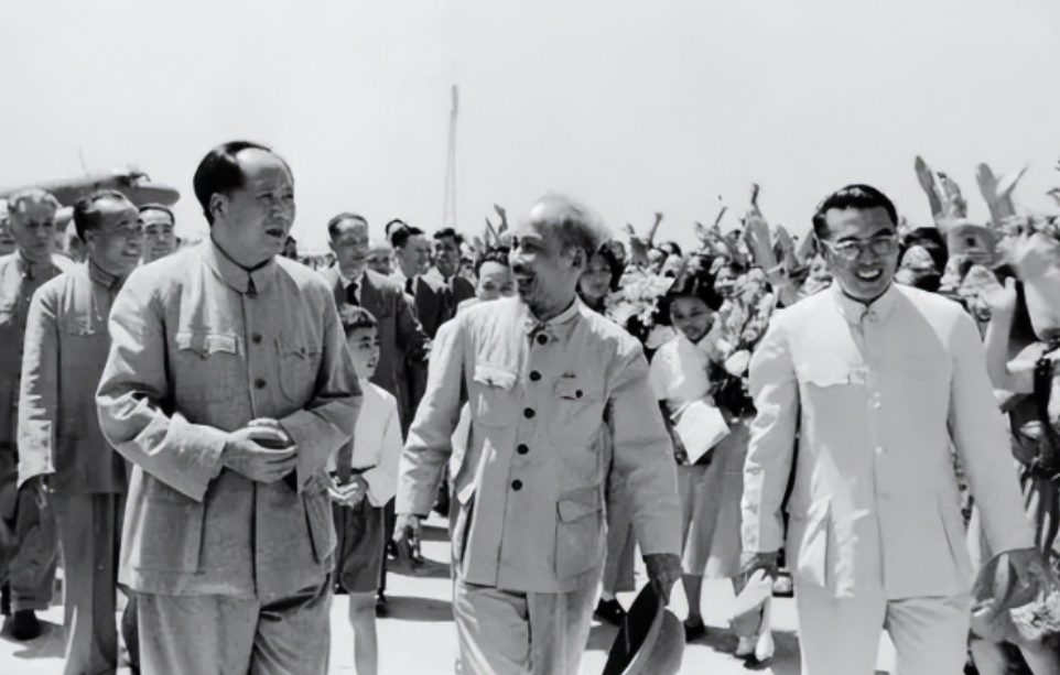 1969年，越南主席胡志明与世长辞消息传到中央，周总理亲自指示驻越大使千万不要前