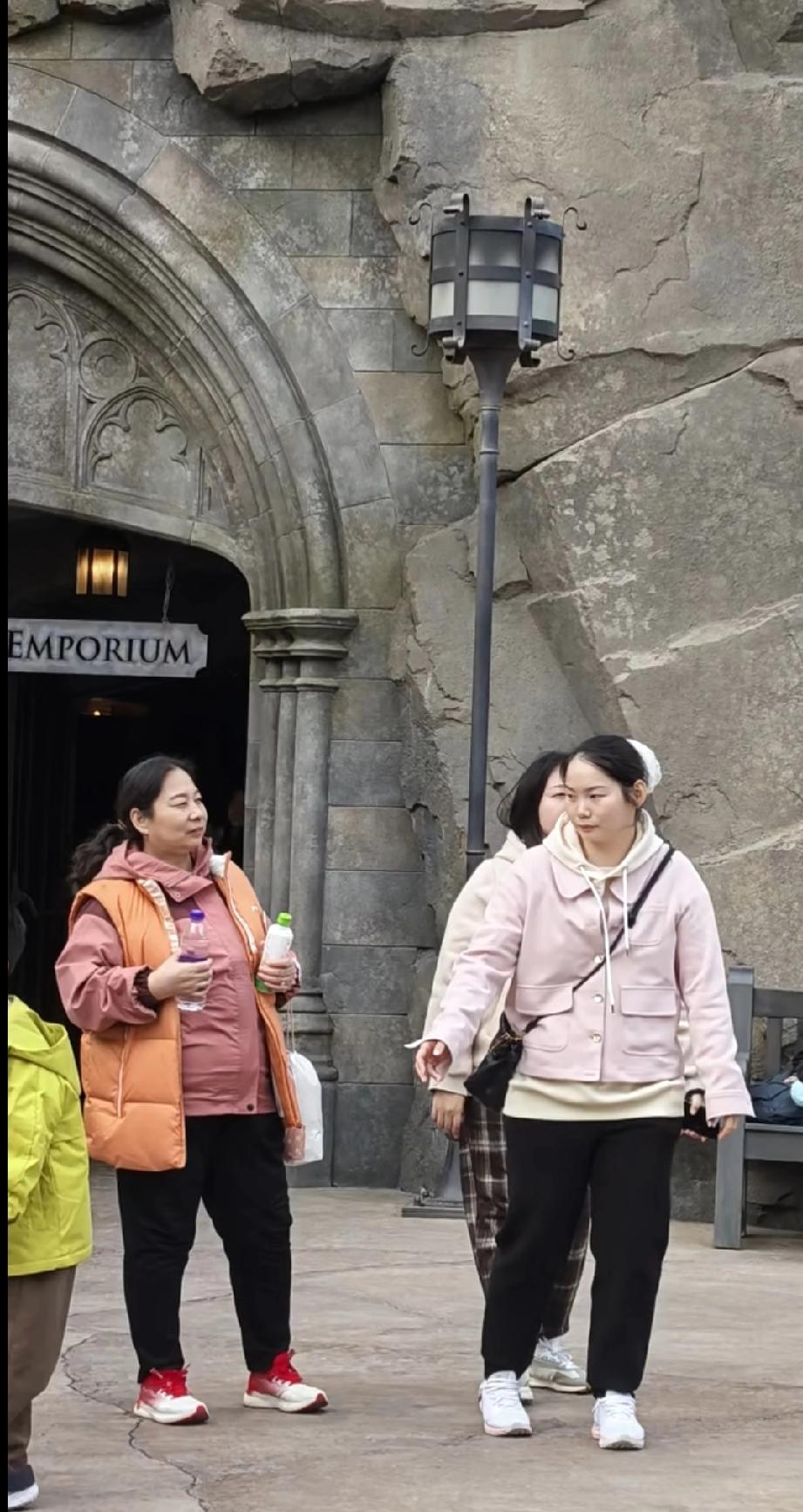 国乒选手何卓佳忙里偷闲,与家人畅游环球影城刚在印度亚锦赛结束征程的乒乓球运