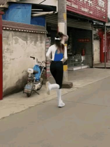 鬼鬼祟祟的，我还以为干啥呢。