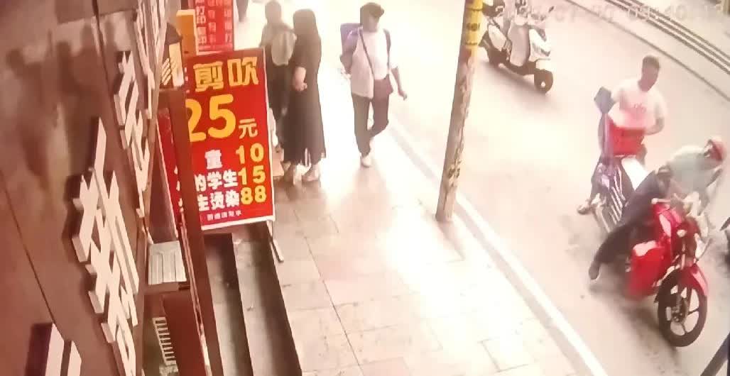 7月30日上午9点半，四川凉山彝族自治州雷波县理发师吉先生，正在店里给客人理发，