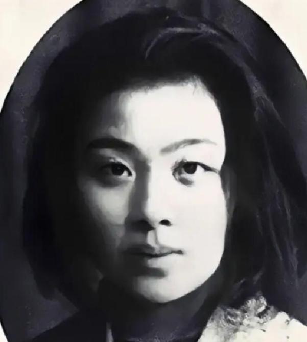 1980年，76岁的丁玲发表文章，公开批评78岁的沈从文，称他贪生怕死、斤斤计较