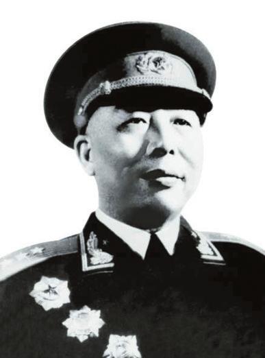 1938年11月，宋时轮率部活捉日军队长。讨论如何处置时，战士们突然怒吼：“杀了