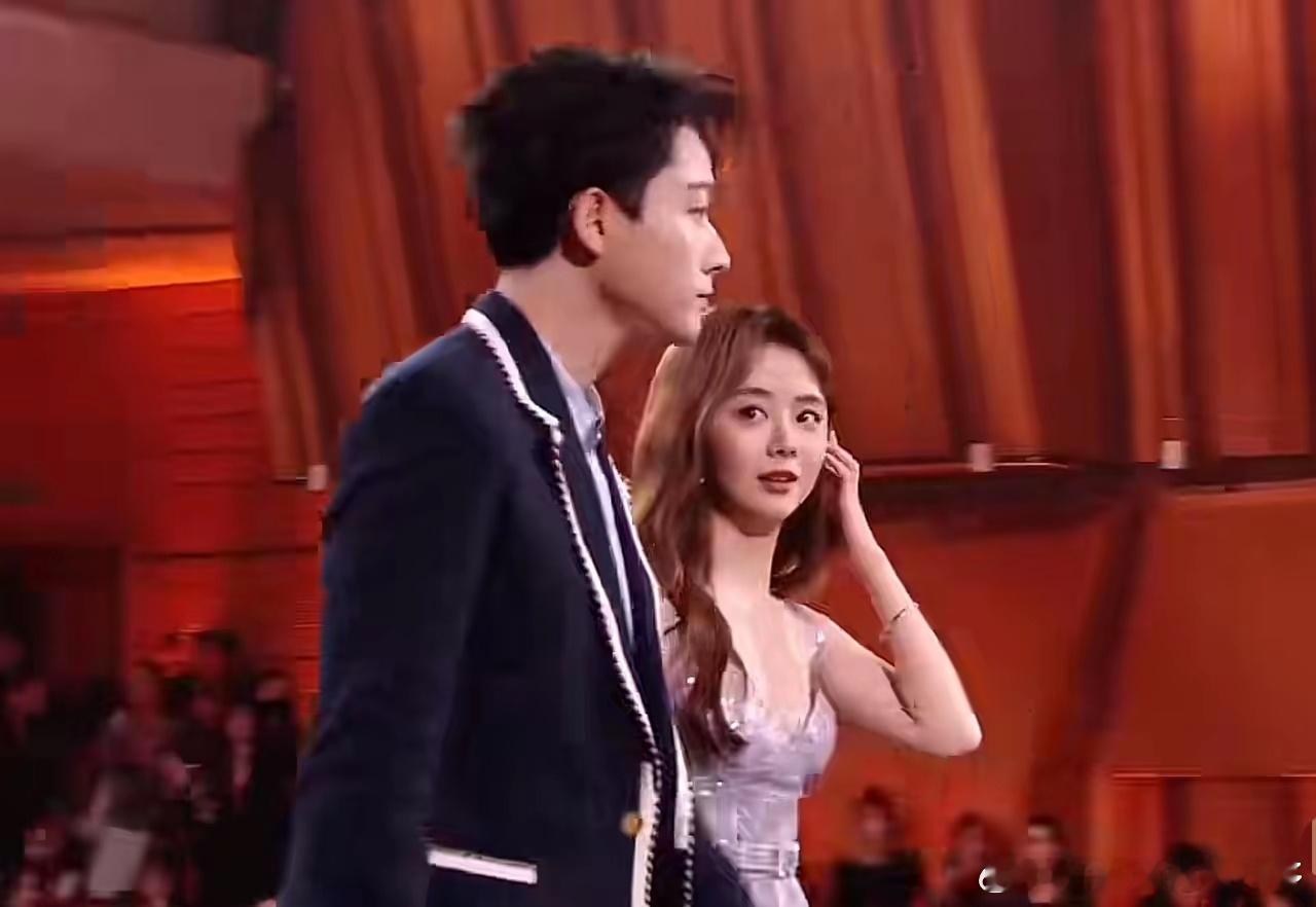 看到张晚意和谭松韵同框，突然反应过来，目前张晚意不仅是缺一部好剧，他还缺一个好的