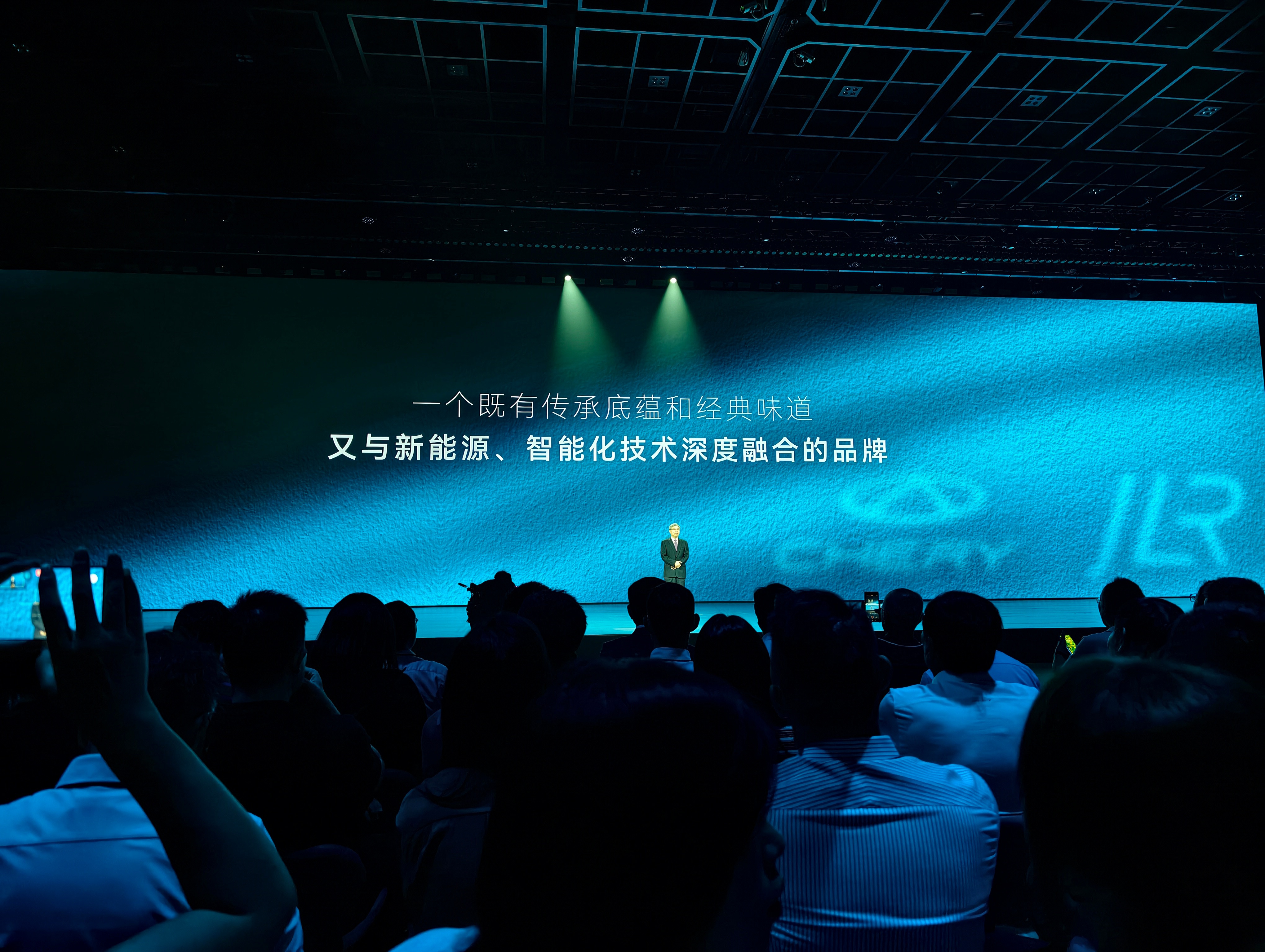 奇瑞集团董事长尹同跃回应现在车市新品牌特别多，为什么还再做一新品牌。他表示，现在