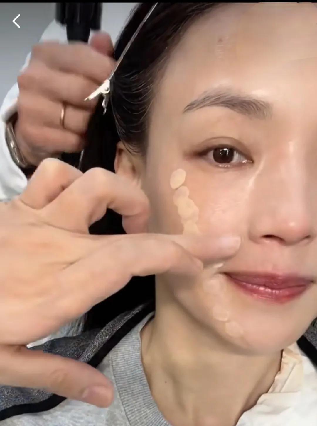 都说给明星化妆很暴利，一次收费七八万甚至十几万。合不合理不知道，但明星给得起