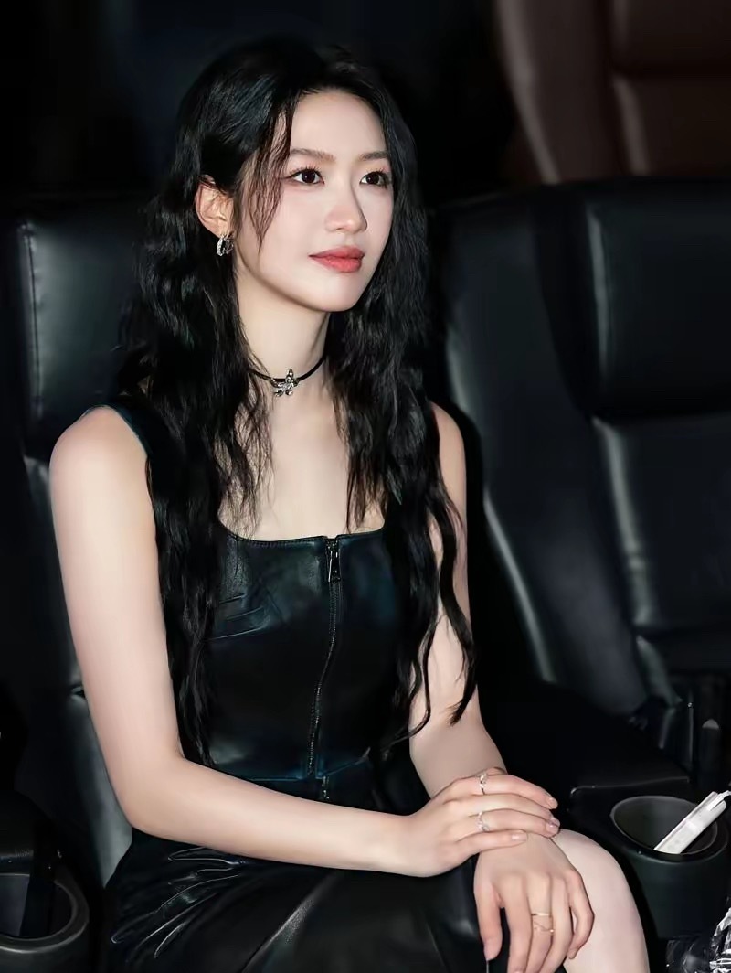 周奇聊天记录向涵之也是够倒霉的，偏偏被拍到和周奇一起回家！1月4日，知名娱记晒