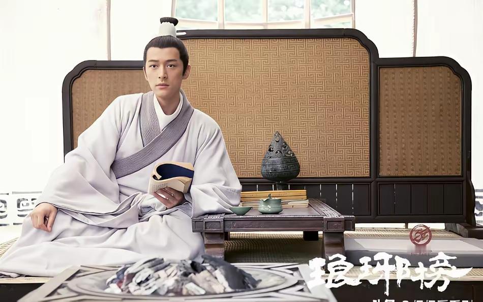 别拿35岁的成毅，去比32岁的胡歌。当年胡歌靠梅长苏封神，豆瓣9.4分，视