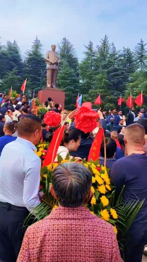毛主席离开咱们快50年了，韶山冲那块儿为啥还是人山人海？今天我就想以一个70