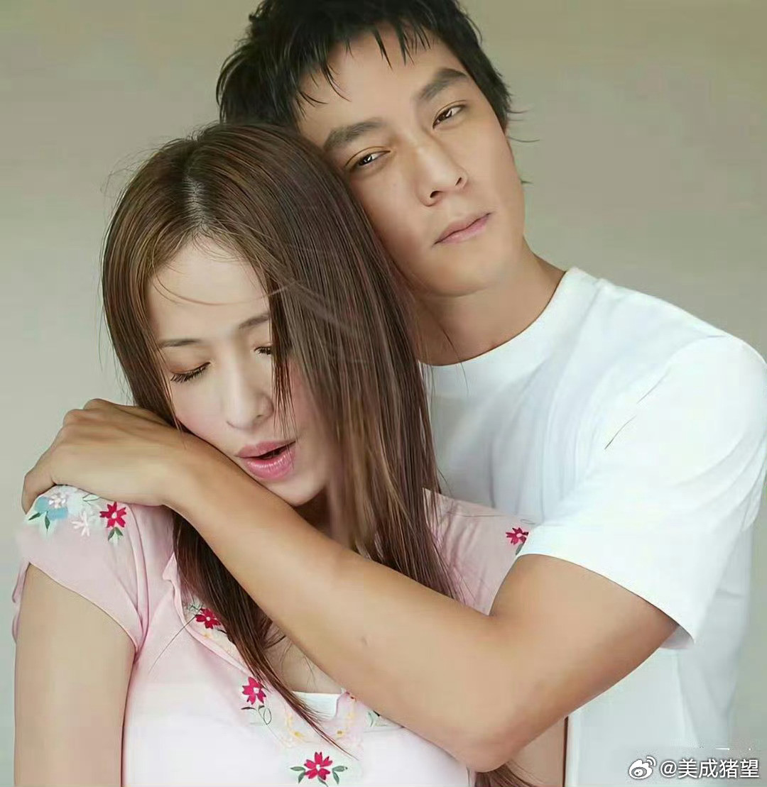 这个时候的萧亚轩还没割双眼皮，这个眼妆是造型师用了三个小时化出来的。