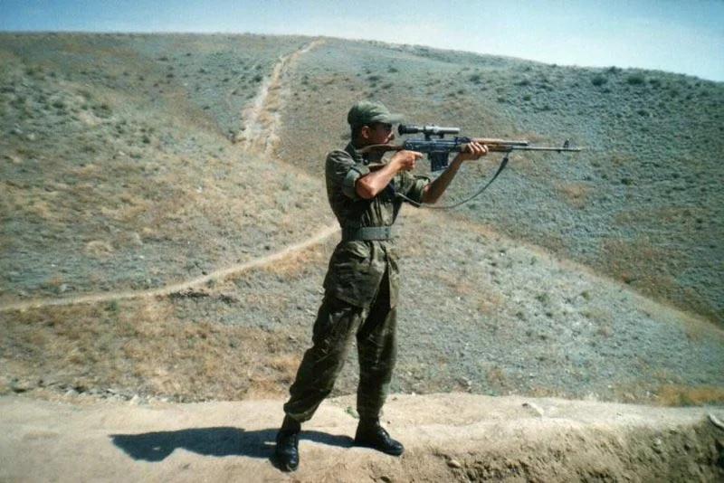 2000年代初，阿塞拜疆士兵通过PSL7.62毫米半自动指定射手步枪瞄准