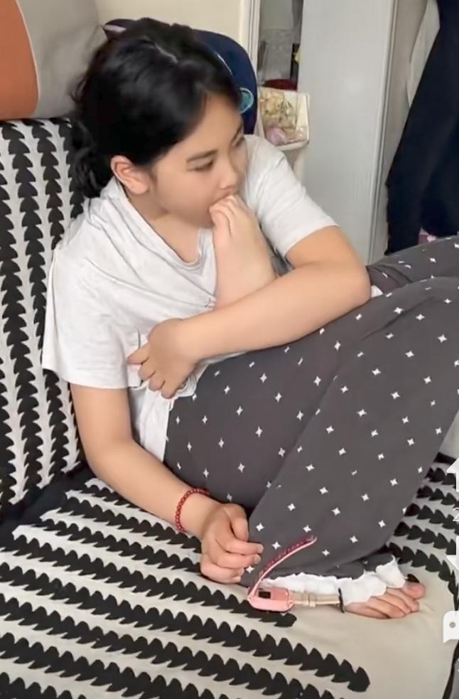 傻妹纸，独自在啃猪脚，还津津有味。真是服了。