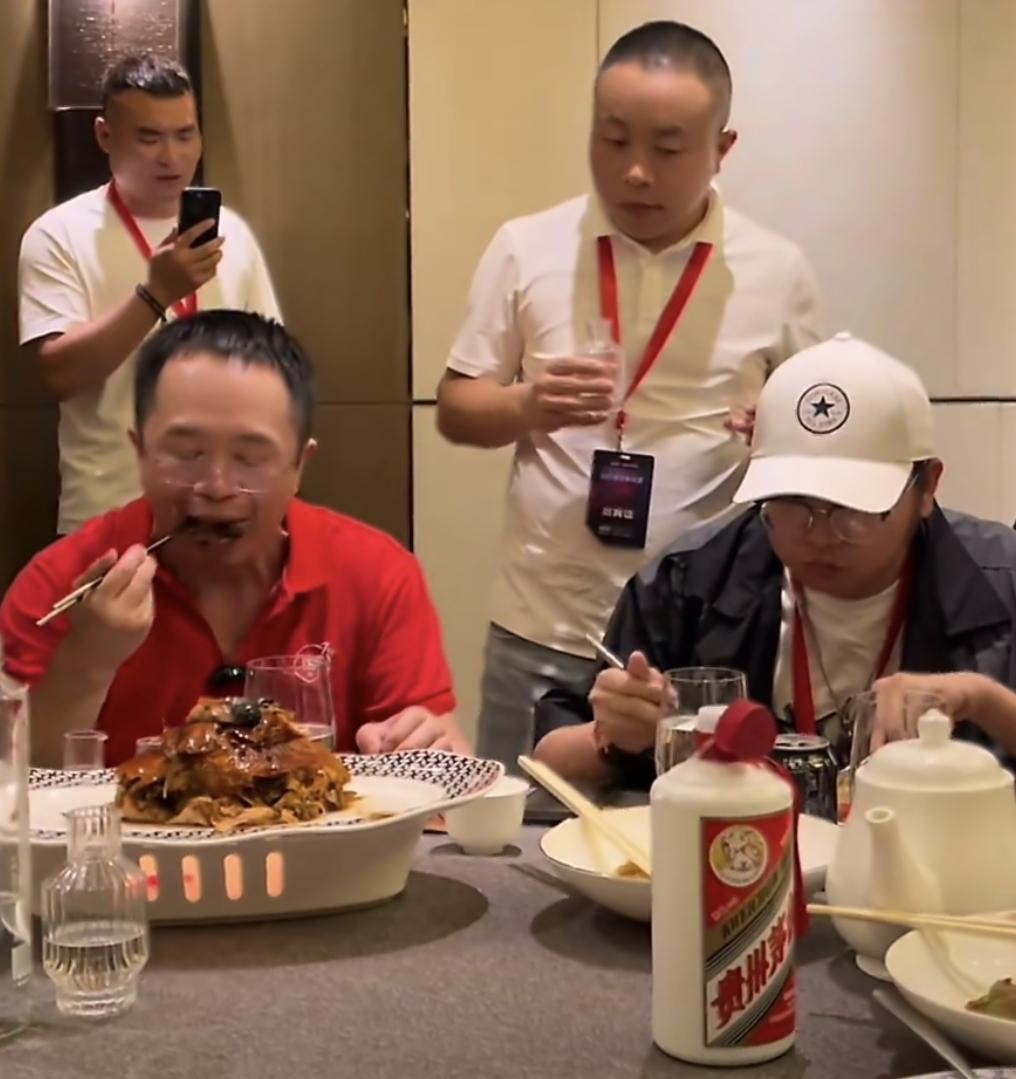 不得不承认，大佬们确实钟情于茅台酒。瞧瞧周鸿祎大快朵颐的饭桌上，摆着咱们酒友梦