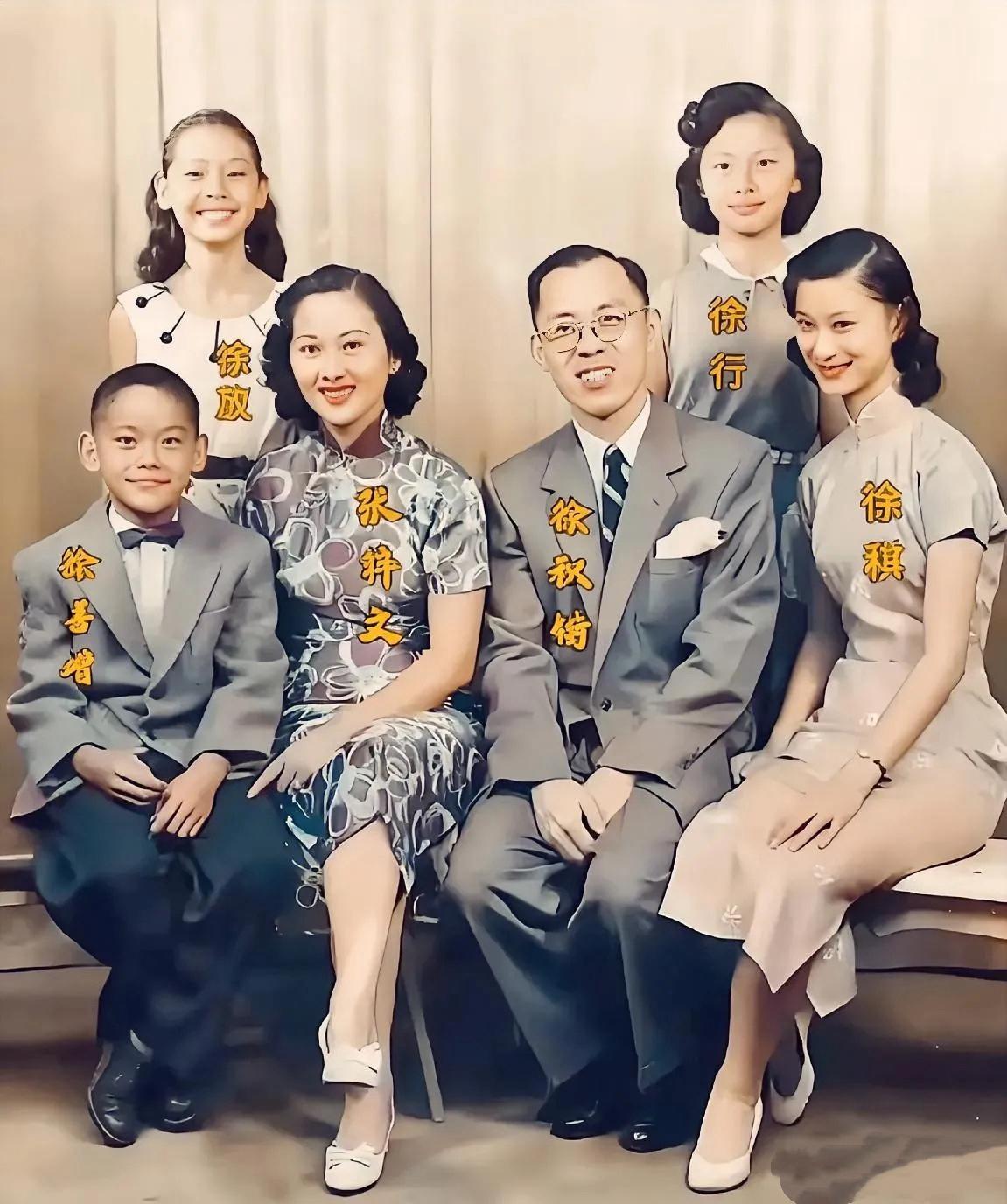 这是徐志摩儿子徐积锴在美国的全家福合影，一家人衣着光鲜，是标准的华人中产阶级家庭