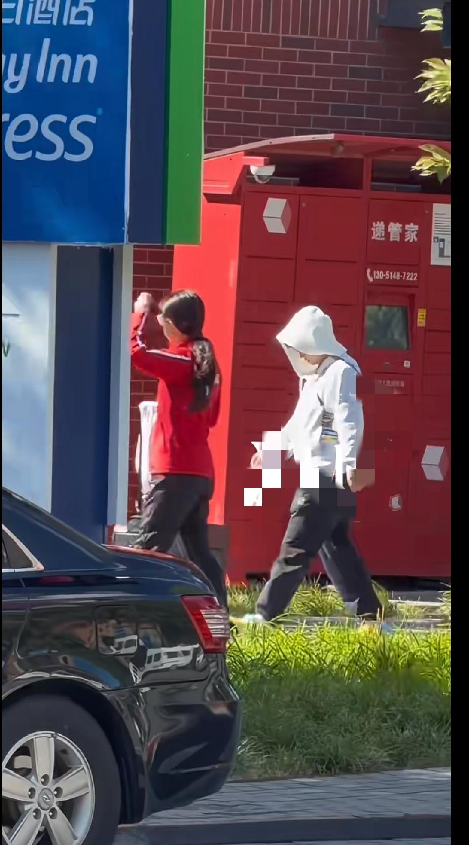刷到莎莎的路透，白色连帽卫衣帽子拉得严严实实，参赛证像挎小包一样挎在左肩，这个独