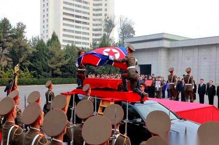 97岁。人活到这个岁数，本身就是一部史书了。更何况，他是在朝鲜。那个总是在