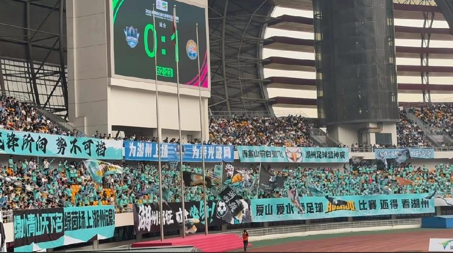 我大湖州的横幅还是太中规中矩，缺少足够的霸气，更没有苏超的那种自我调侃的味道，这