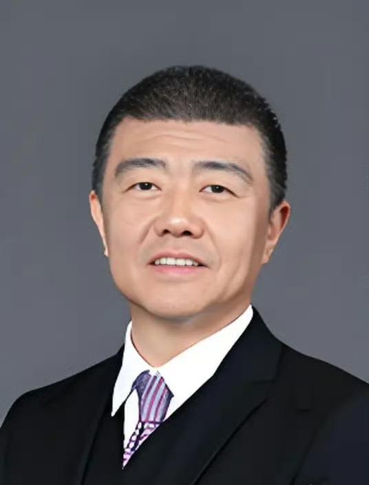 最近地产圈炸了个大雷——万科董事长辛杰失联了。这位被深圳国资委派去“救火”的大佬