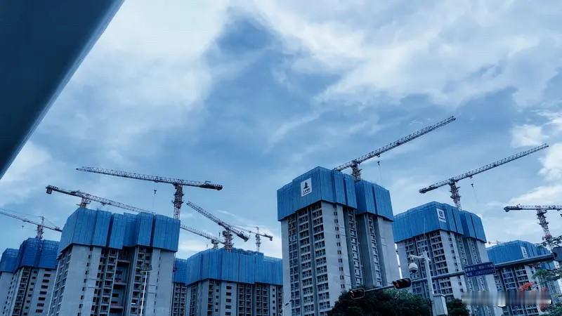 想逆转一线、强二线楼市预期，单靠降息、放开限购这类“添油式”政策力度不足。需要两
