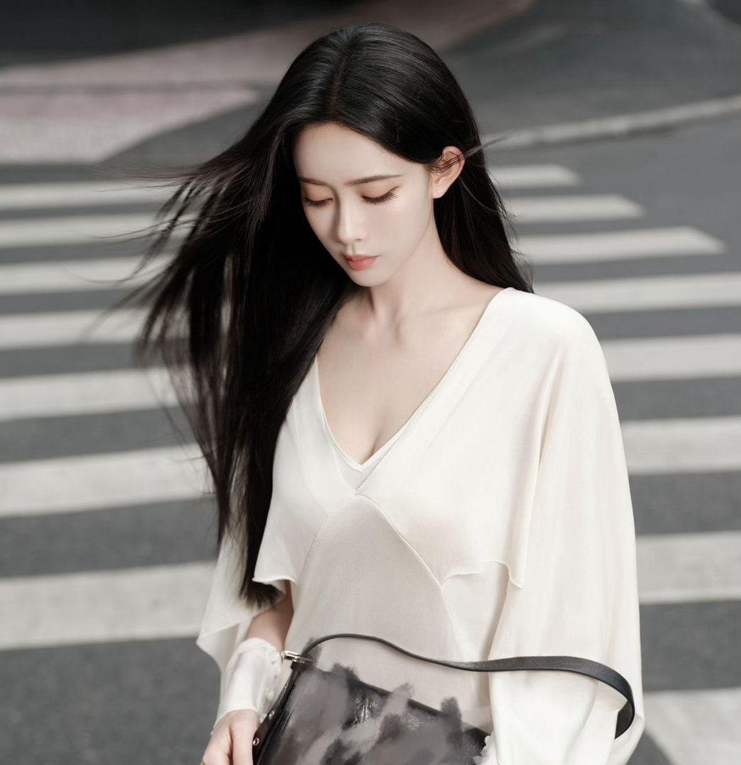 孟子义冷脸小白花冷脸小白花本花来了！孟姐这组图直接让我幻视都市小说女主，清冷感