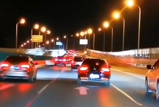 “悲剧还是发生了！”12月26日，广东，一男子驾驶新能源汽车搭载两名乘客，在高速