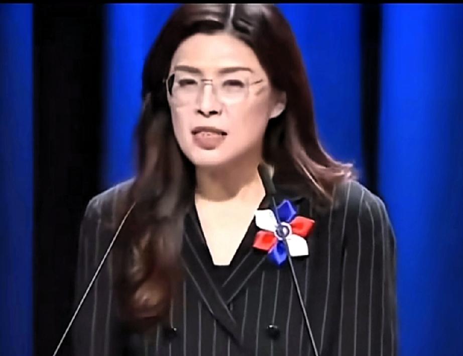 郑丽文的脸书页面炸开了锅！她刚刚拿下了国民党党魁之位，立刻在网络上扔出一篇真情流