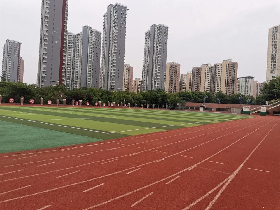 二手房火热昨天，今天可能是周末原因，我们小区中介领着看房的人可以说络绎不绝，