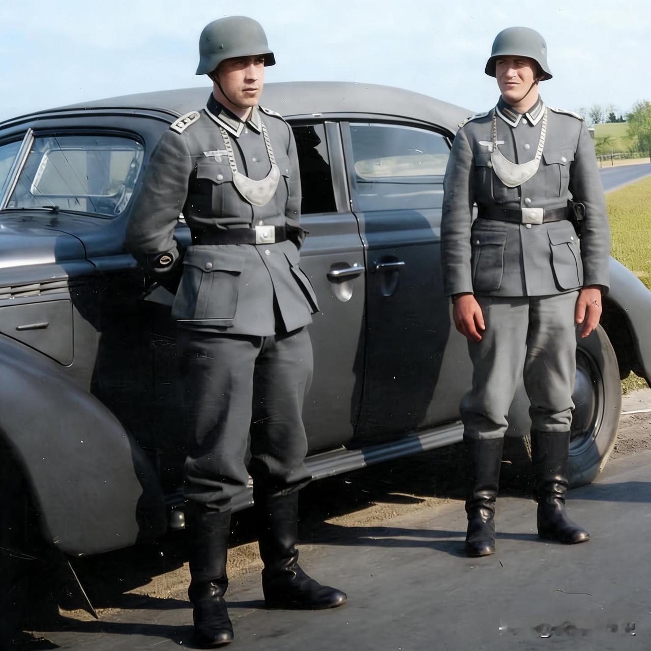 二战德军的宪兵，士兵们背地里都叫他们“链狗”，这外号来自他们脖子上那显眼的金属链