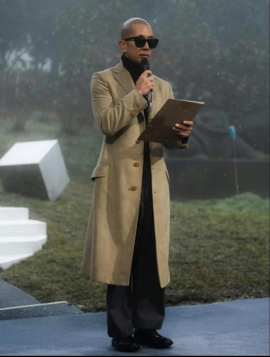 大S周年忌日，所有人都穿一身黑，只有具俊晔穿棕色大衣的真相来了陶晶莹发文透