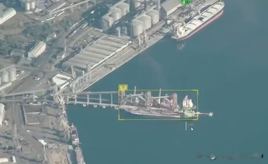 硬生生把敖德萨港口打停运了，在俄罗斯不断发动攻击的背景下，船主们暂停了前往乌克兰