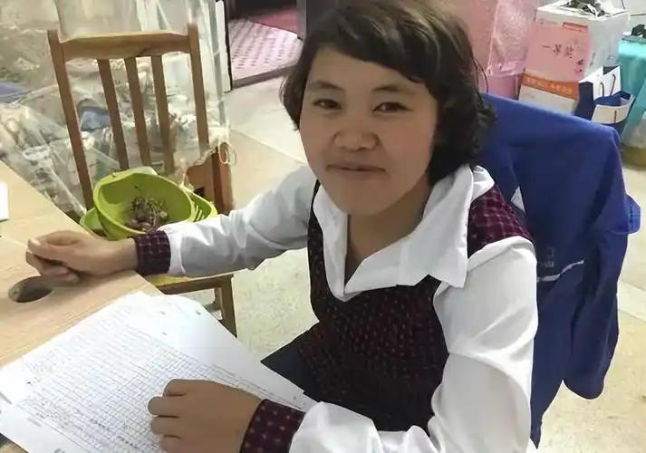 2002年，一个17岁女孩儿，双手被铐跪在地上，虽然大声喊冤，但警方无动于衷，十