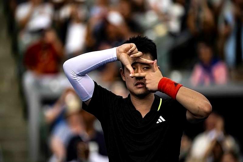 吴易昺拿绿土挑战赛首冠了！决赛对阵世界排名333位的多斯塔尼奇，耗时超两