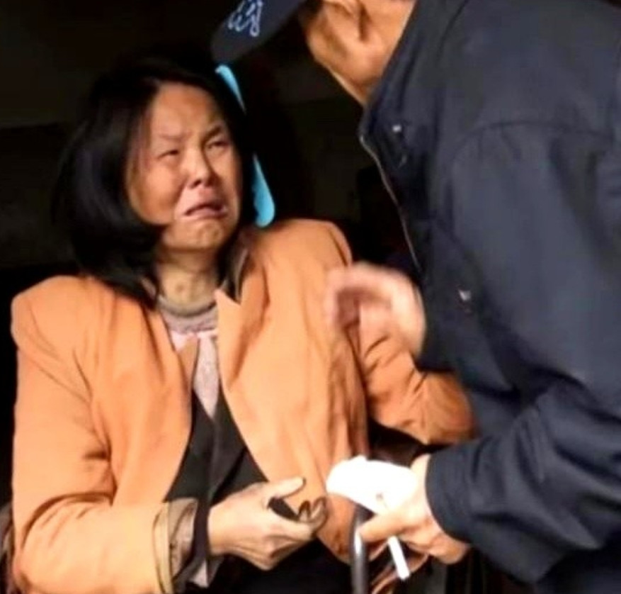 2001年，山东菏泽一49岁三轮车夫，路边捡到一位高位截瘫的女子，带回家并悉心照