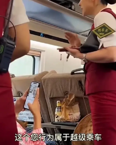“这要补票吗？”一家三口暑假出游，购票时发现二等座只剩两张，于是父母就用孩子的身