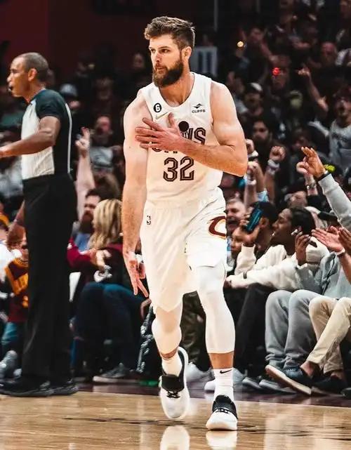 韦德就是骑士战胜尼克斯的底气骑士战胜尼克斯，首发上场的韦德25分钟砍下11分